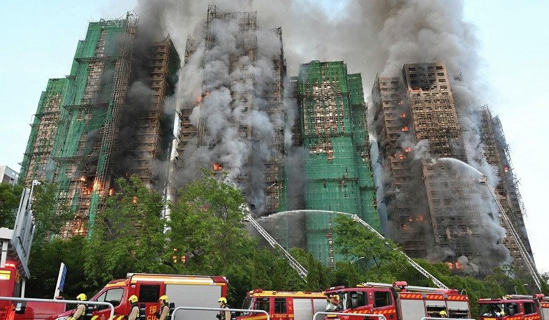 โศกนาฏกรรมเขย่าเกาะ “ไฟไหม้ตึกฮ่องกง” คร่า 128 ชีวิต ตร.รวบ 2 บิ๊กบริษัทที่ปรึกษา เซ่นปม “ปรับปรุงอาคารมรณะ”